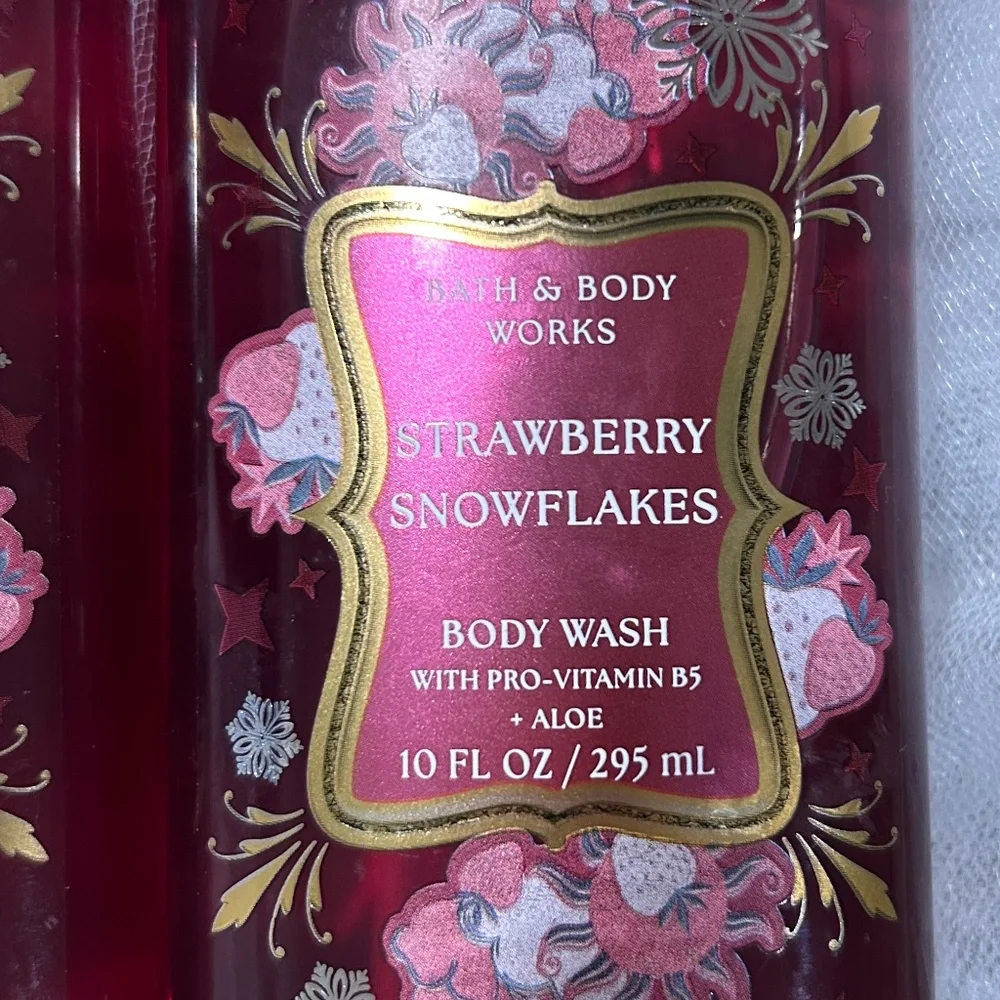 🎃NWT Set of 2 Strawberry Snowflakes Body Wash by B&BW
